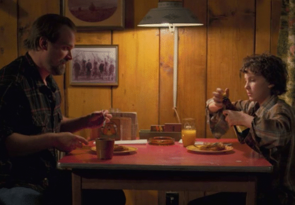 millie bobby brown e david harbour em Stranger Things - Foto: Reprodução/Stranger Things