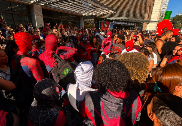 Homem-Aranha na Paulista - Foto por Carlos Enriki