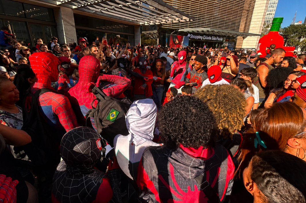 Homem-Aranha na Paulista - Foto por Carlos Enriki
